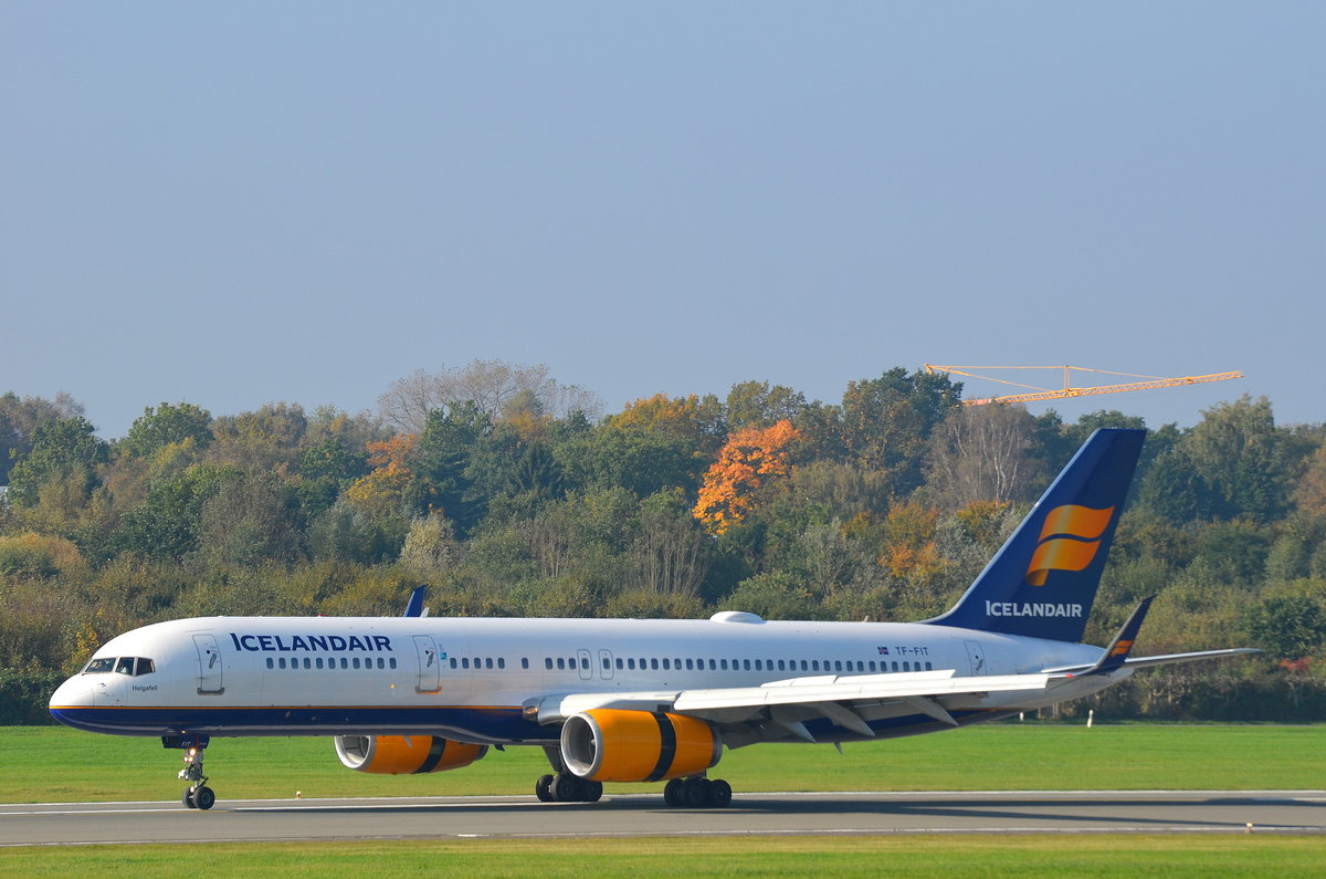 Iceland Air Boeing 757-200 TF-FIT Helgafell (Helgafell (dt. „heiliger Berg“) ist der Name zahlreicher Berge in Island) am 15.10.17 nach der Landung auf dem Airport Hamburg Helmut Schmidt.