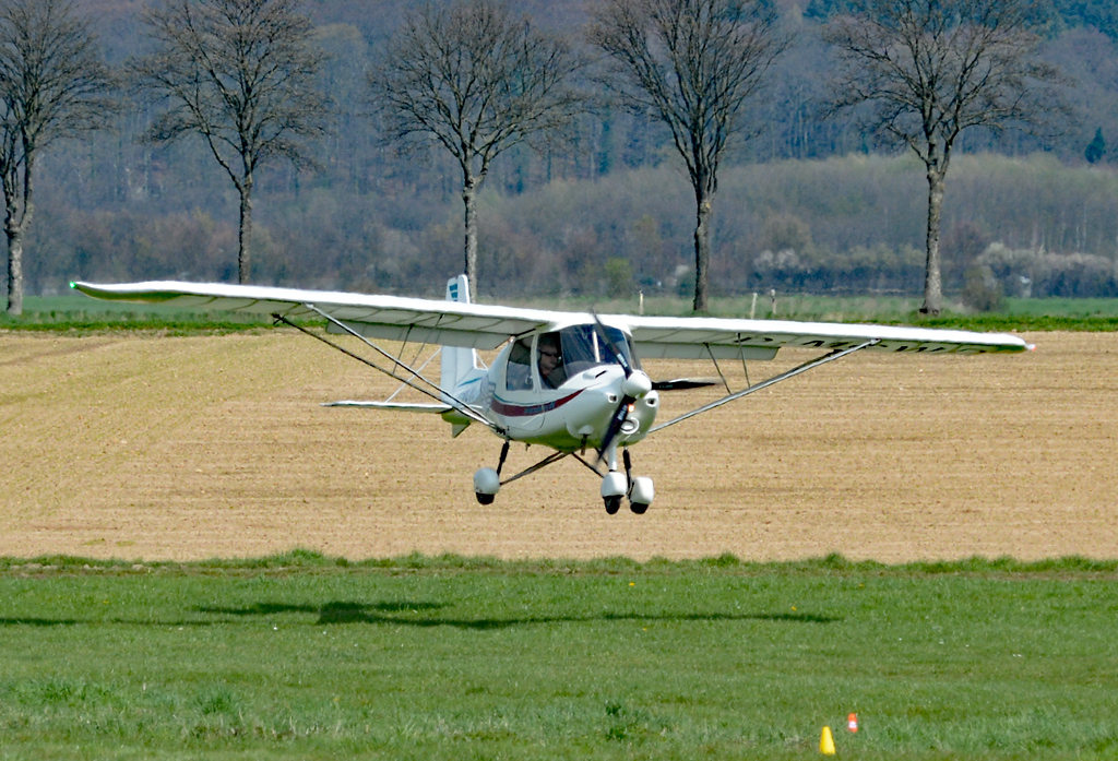 Ikarus C-42, D-MCWO, kurz vor`m Aufsetzen in Müggenhausen - 09.04.2016