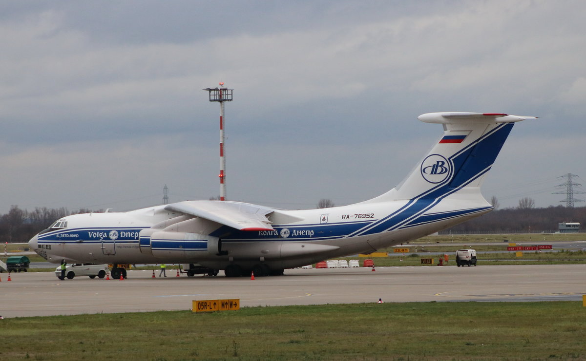 IL-76 RA-76952 der Volga-Dnepr Airlines am 20.12.18 abgestellt auf dem Flughafen-Düsseldorf