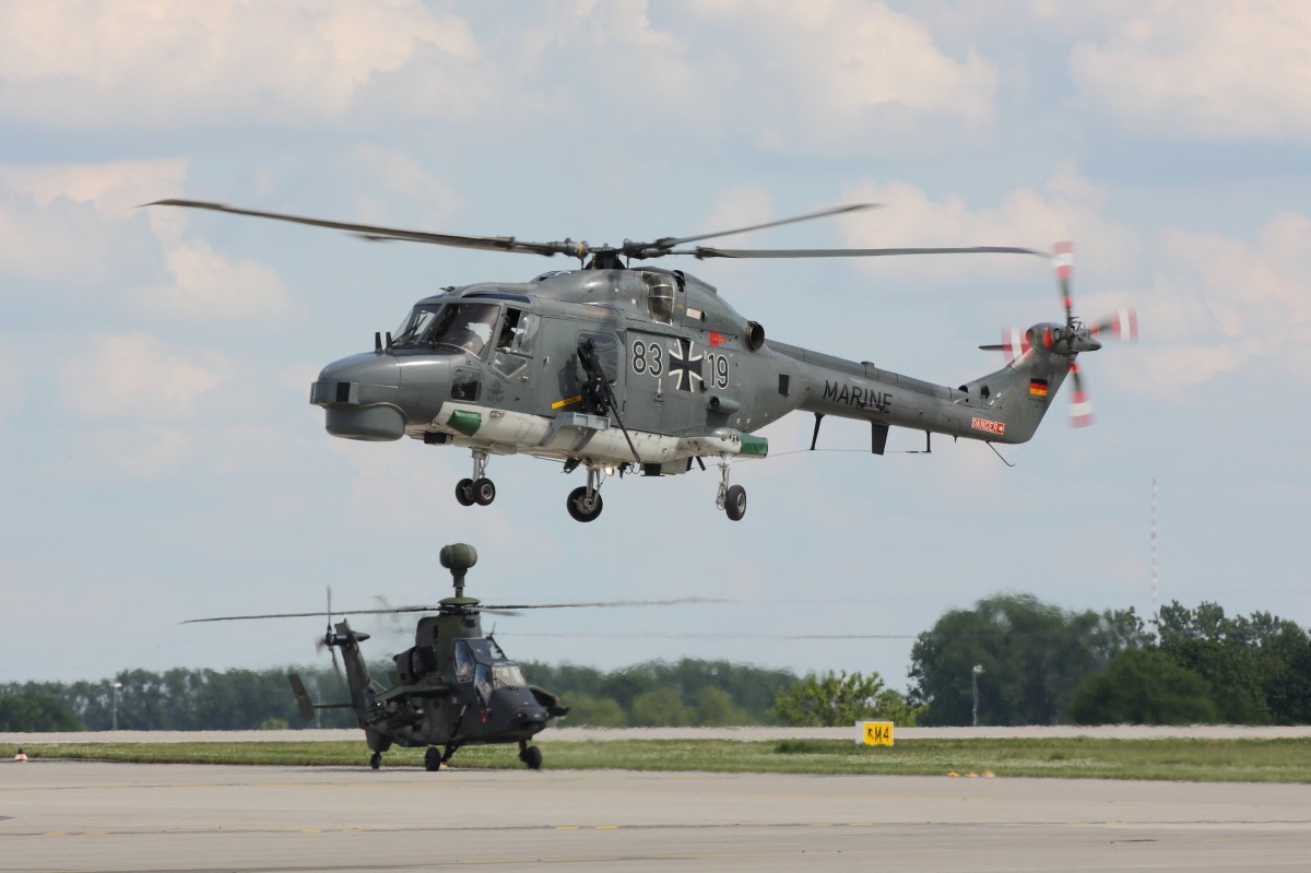 ILA 2014: Sea Lynx Mk.88A der Deutschen Marine (83+19) bei der Landung nach einer gemeinsamen Vorführung zusammen mit weiteren Hubschraubern und Flugzeugen der Luftwaffe. Im Hintergrund ist ein Eurocopter Tiger zu sehen. Fotografiert am 25.05.2014. 