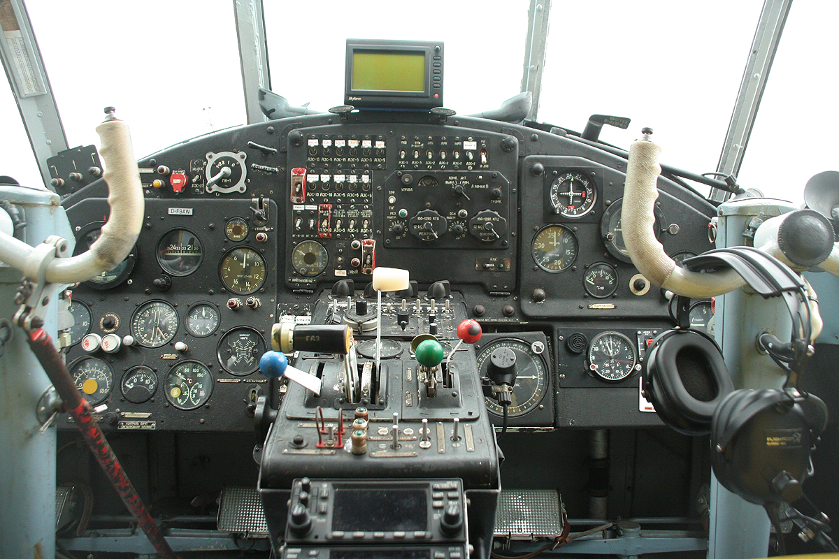 Im Cockpit der LTS Luft Taxi Service AN-2T D-FBAW am 27.04.2013 auf dem Flugplatz Strausberg