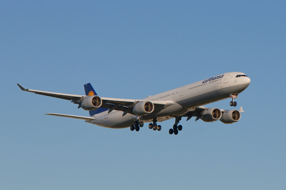 Im Oktober 2026 ist dann endgültig Schluss mit den 340-600 der Lufthansa. Grund genug, noch einmal nach Frankfurt zu fahren. Lufthansa Airbus A340-600 (D-AIHW) kurz vor der Landung in Frankfurt (FRA) am 01.05.2026. 
