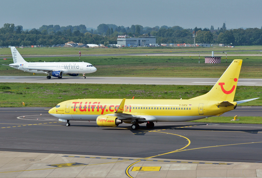 Im Vordergrund B 737-800 D-AHFH TUIfly und auf der Startbahn in Düsseldorf die A 320-214 White, CS-TRO - 04.09.2014