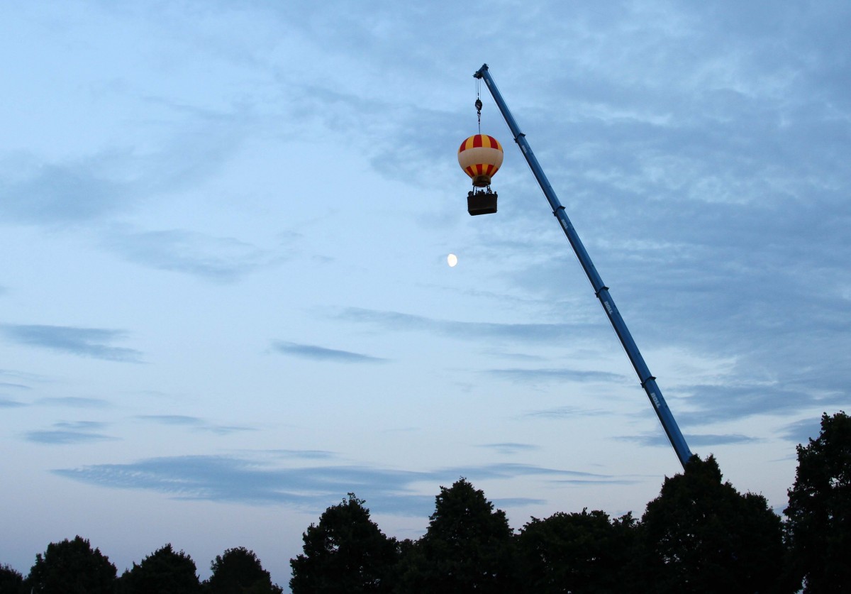 In der beleuchteten Besucher-Ballon-Gondel wurde man hoch hinausgezogen, 16.08.2013, Kevelaer (19. Heiluft-Ballon-Festival), Germany 