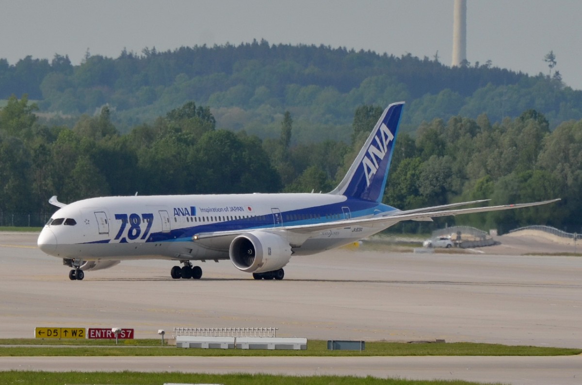JA806A All Nippon Airways Boeing 787-8 Dreamliner  in München beim Gate am 12.05.2015