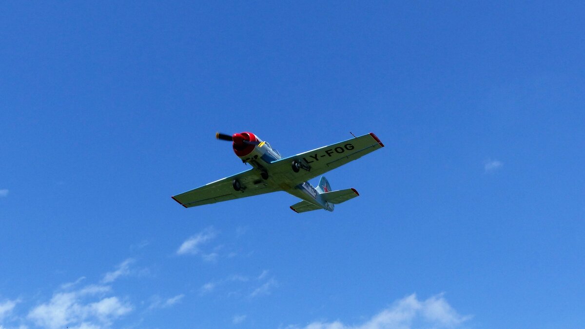 Jakowlew JAK 52, LY-FOG beim Überflug in Moosburg auf der Kippe (EDPI) am 4.6.2022