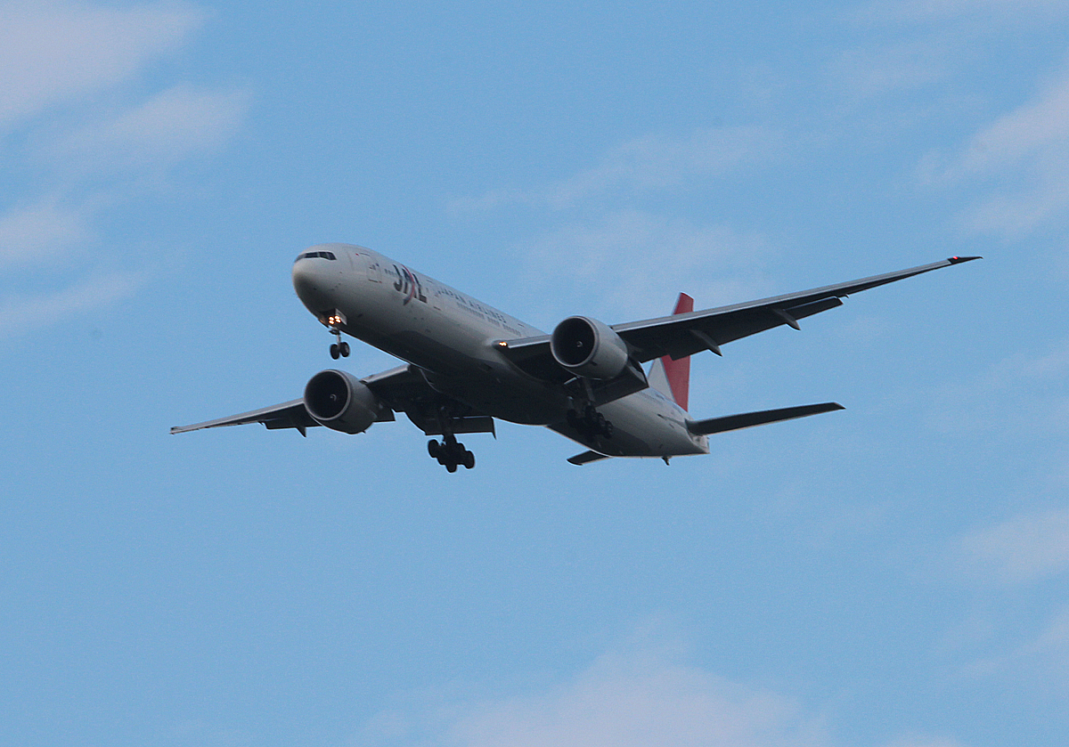 JAL B 777-346(ER) JA-738J bei der Landung in Frankfurt am 10.06.2013