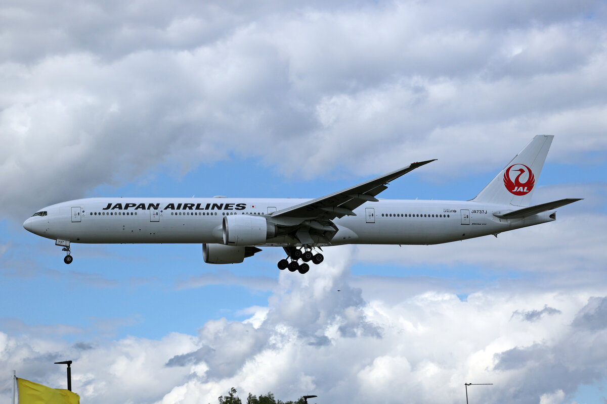 Japan Airlines, JA737J, Boeing B777-345ER, msn: 36126/668, 05.Juli 2023, LHR London Heathrow, United Kingdom.