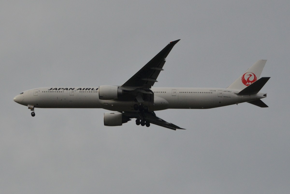 Japan Arilines  Boeing 777-300 ER (JA-736J) beim Landeanflug in Frankfurt /Main am 15.10.2014.