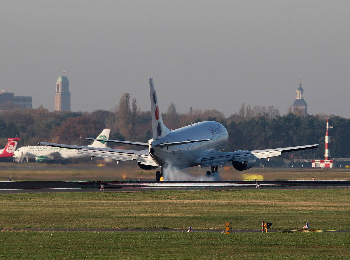 Jat Airways B 737-341 YU-AOV bei der Landung in Berlin-Tegel am 31.10.2013
