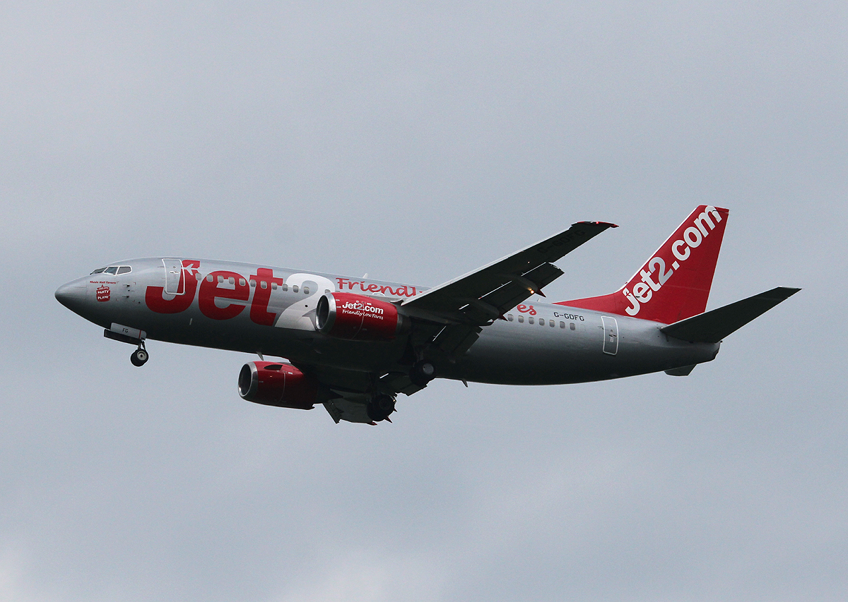 Jet 2 B 737-36Q G-CDFG bei der Landung in Berlin-Schnefeld  am 09.05.2013