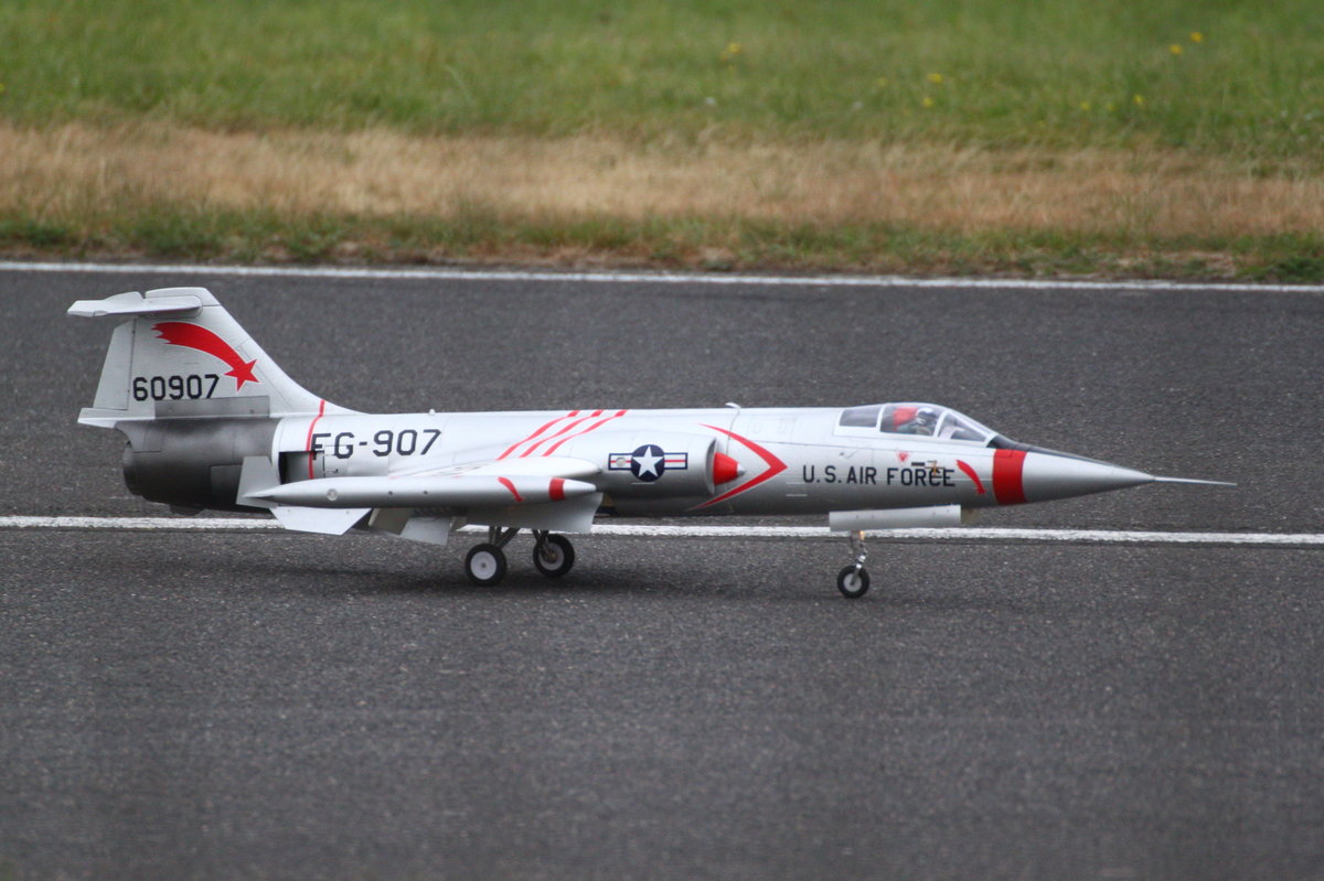 Jetmodell F-104C Starfighter mit der Kennung FG-907 der 434 Tactical Fighter Squadron, USAF, auf der JetPower-Messe 2016 auf dem Flugplatz Bengener Heide in Bad Neuenahr-Ahrweiler. Aufnahmedatum: 17.09.2016