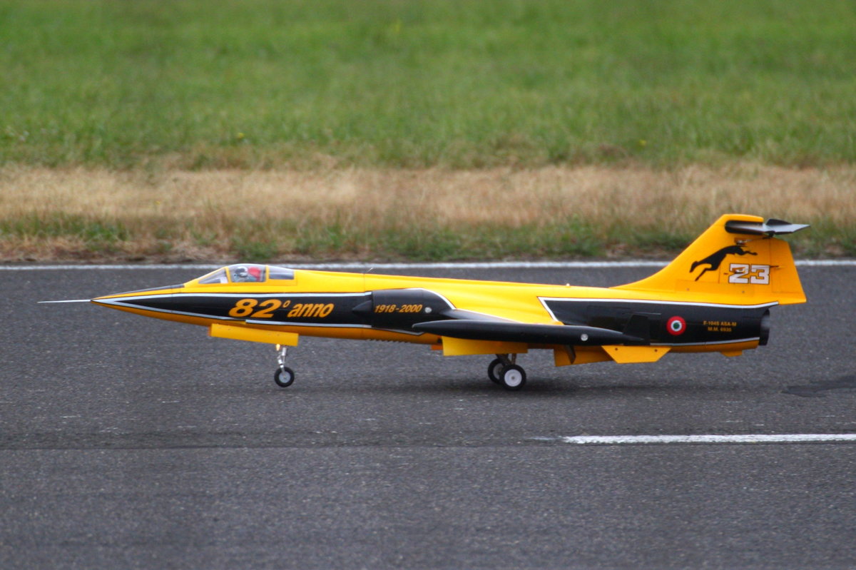 Jetmodell F-104S ASA-M Starfighter in Sonderlackierung zum 82jährigen Bestehen (1918-2000) der 5° Stormo 23° Gruppo der Aeronautica Militare Italiana in Cervia. Vorgeführt bei der JetPower-Messe 2016 auf dem Flugplatz Bengener Heide in Bad Neuenahr-Ahrweiler. Der Originaljet steht heute am Flugplatz Aeroporto Villa San Martino in Lugo di Ravenna, IT. Aufnahmedatum: 17.09.2016