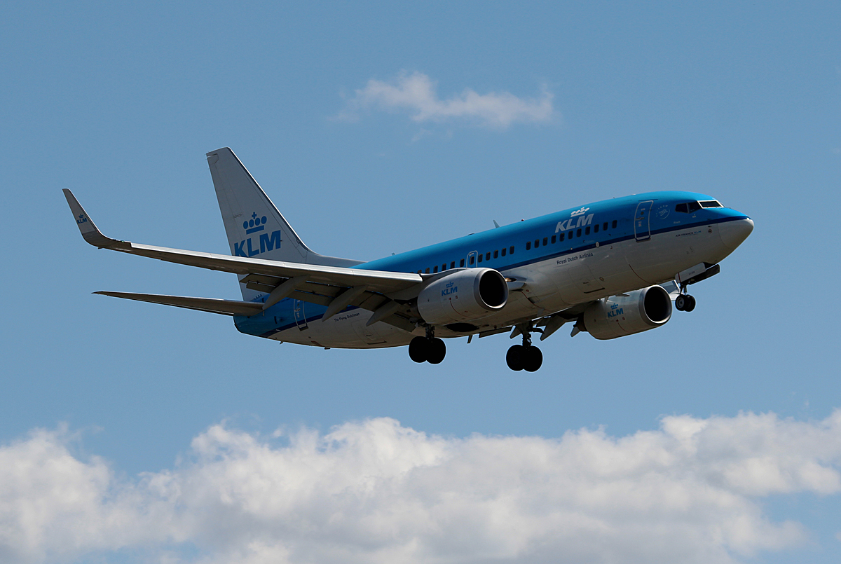 KLM B 737-7K2 PH-BGI bei der Landung in Berlin-Tegel am 20.07.2015