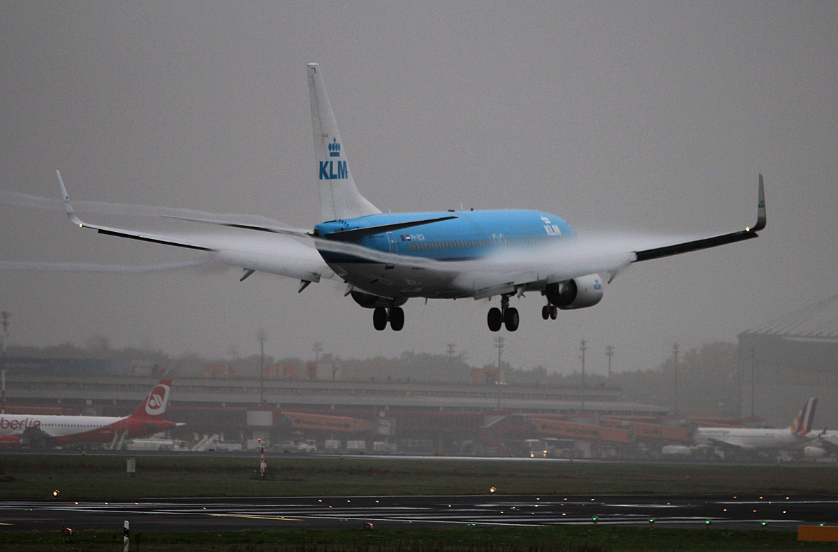 KLM B 737-8K2 PH-BCA bei der Landung in Berlin-Tegel an einem sehr nebligen 18.10.2014