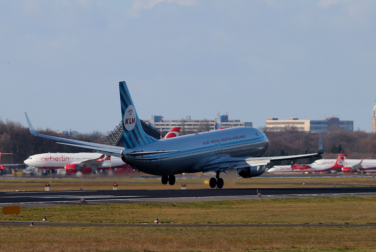 KLM B 737-8K2 PH-BXA bei der Landung in Berlin-Tegel am 08.02.2015