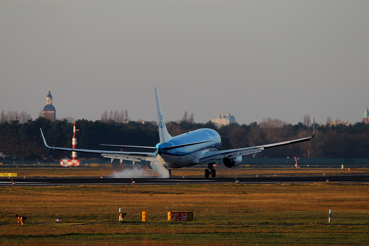 KLM B 737-8K2 PH-BXD bei der Landung in Berlin-Tegel am 06.12.2015