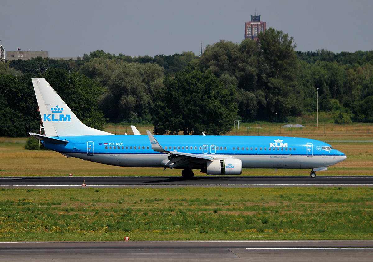 KLM B 737-8K2 PH-BXE nach der Landung in Berlin-Tegel am 11.07.2014