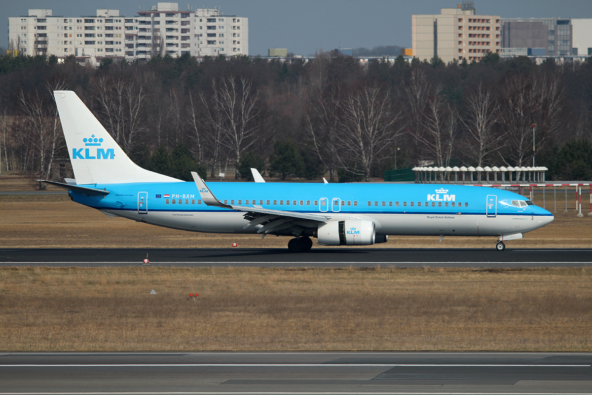KLM B 737-8K2 PH-BXM nach der Landung in Berlin-Tegel am 14.04.2013