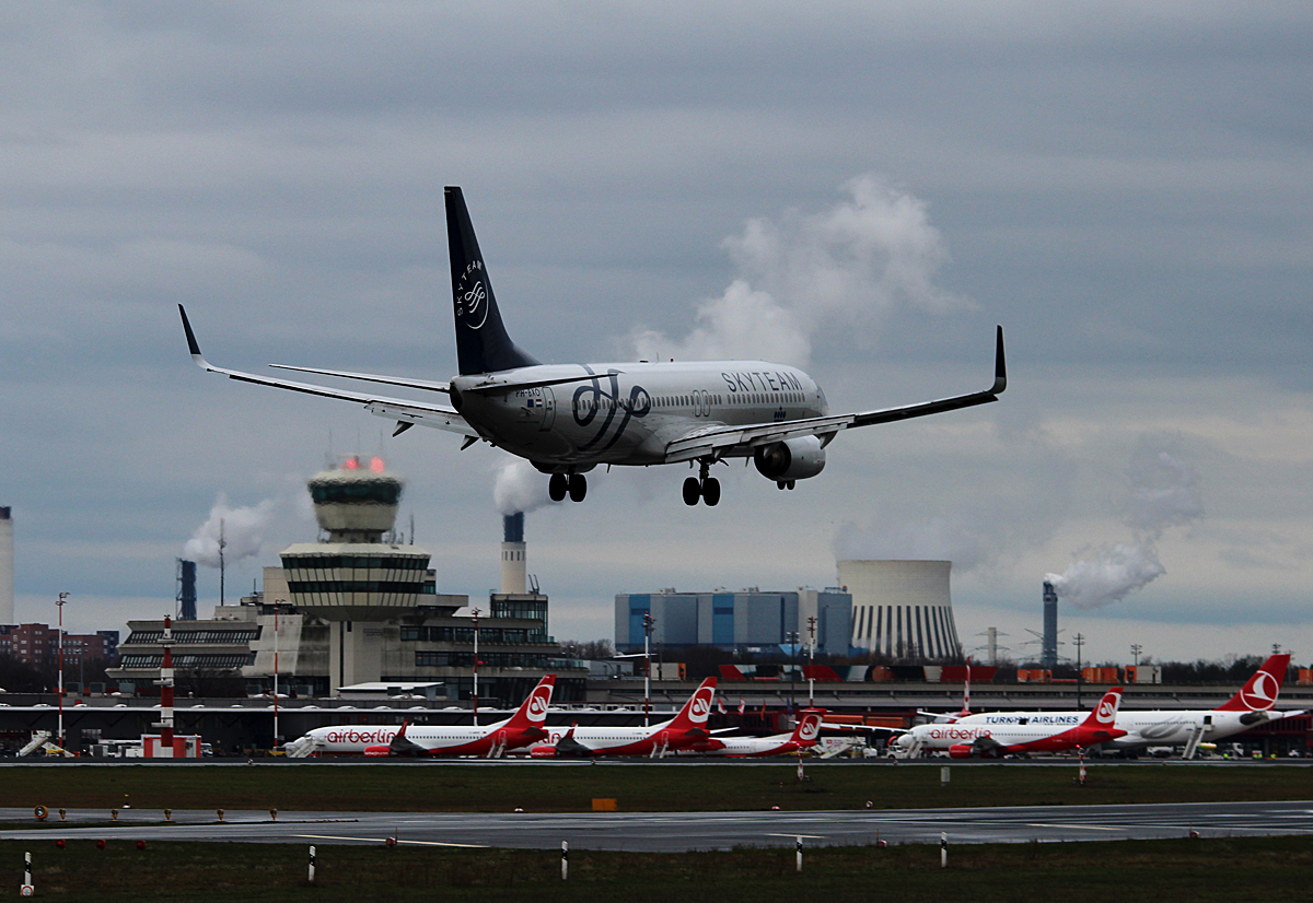 KLM B 737-9K2 PH-BXO bei der Landung in Berlin-Tegel am 29.11.2015