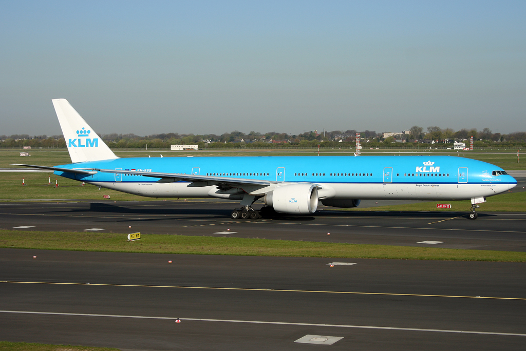 KLM B777-300 PH-BVB wurde wegen des Vulkanausbruch von Eyjafjallajökull in Island am 19.04.2014 nach DUS / EDDL / Düsseldorf umgeleitet, hier auf dem Taxiway zur 23L