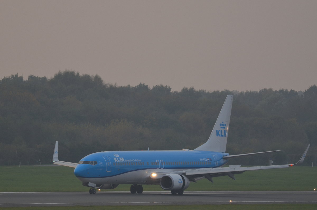 KLM Boeing 737-800 PH-BGB nach der Landung auf dem Airport Hamburg Helmut Schmidt am 19.10.17