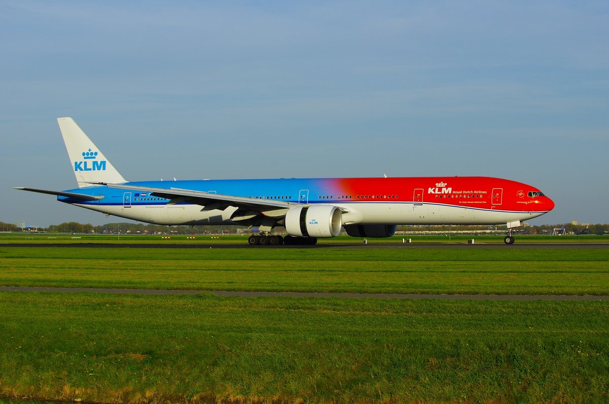 KLM  Boeing 777-300, PH-BVA, Orange Pride-Livery, 13.10.2018 Amsterdam-Schiphol