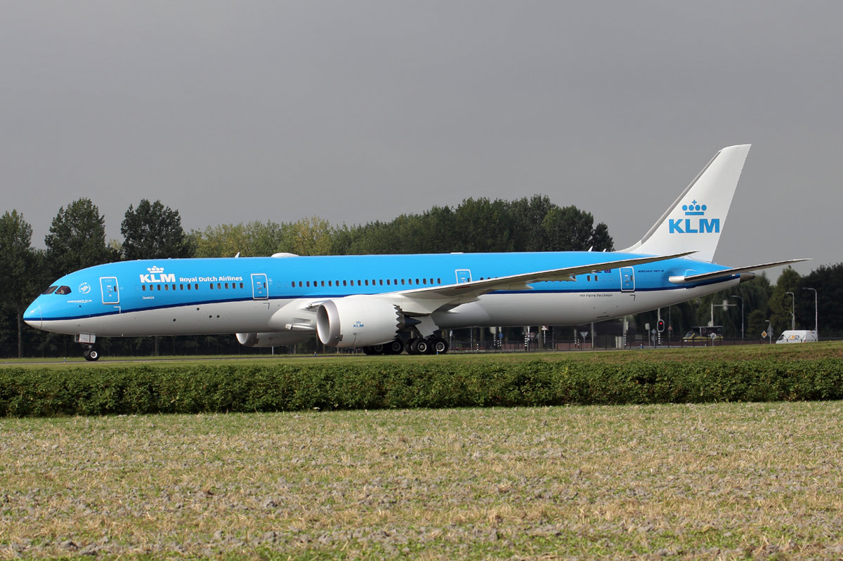 KLM Boeing 787-9 Dreamliner PH-BHH rollt zum Terminal in Amsterdam 2.9.2016