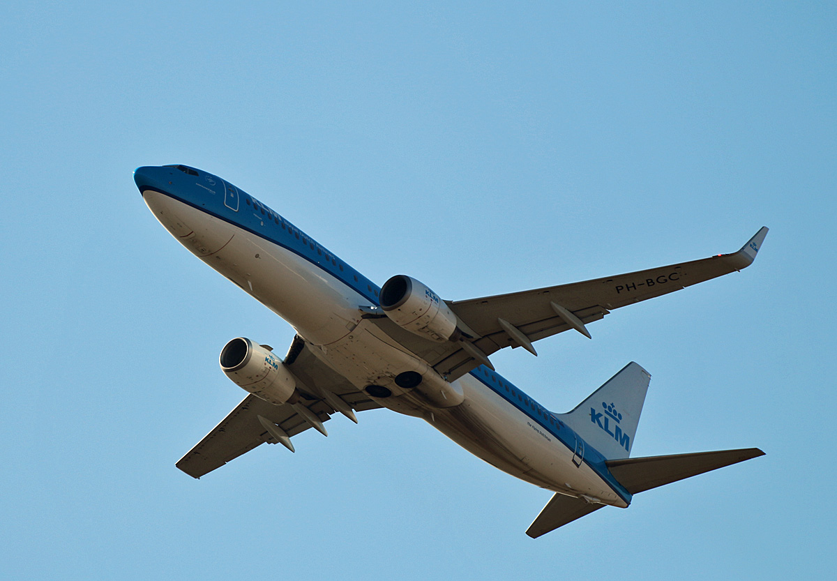 KLM, Boeing B 737-8K2, PH-BGC, BER, 05.03.2022