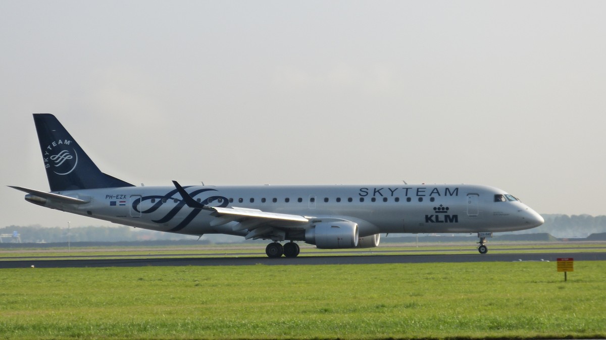 KLM City Hopper PH-EZX Embraer ERJ-190-100STD am 16.10.2013 in Amsterdam.