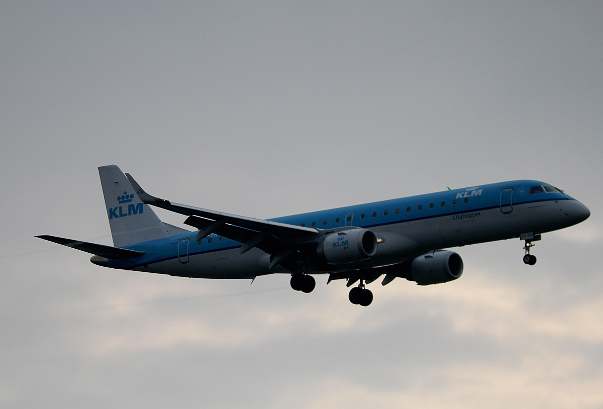 KLM-Cityhopper ERJ-190-100STD PH-EZV bei der Landung in Berlin-Tegel am 26.10.2014