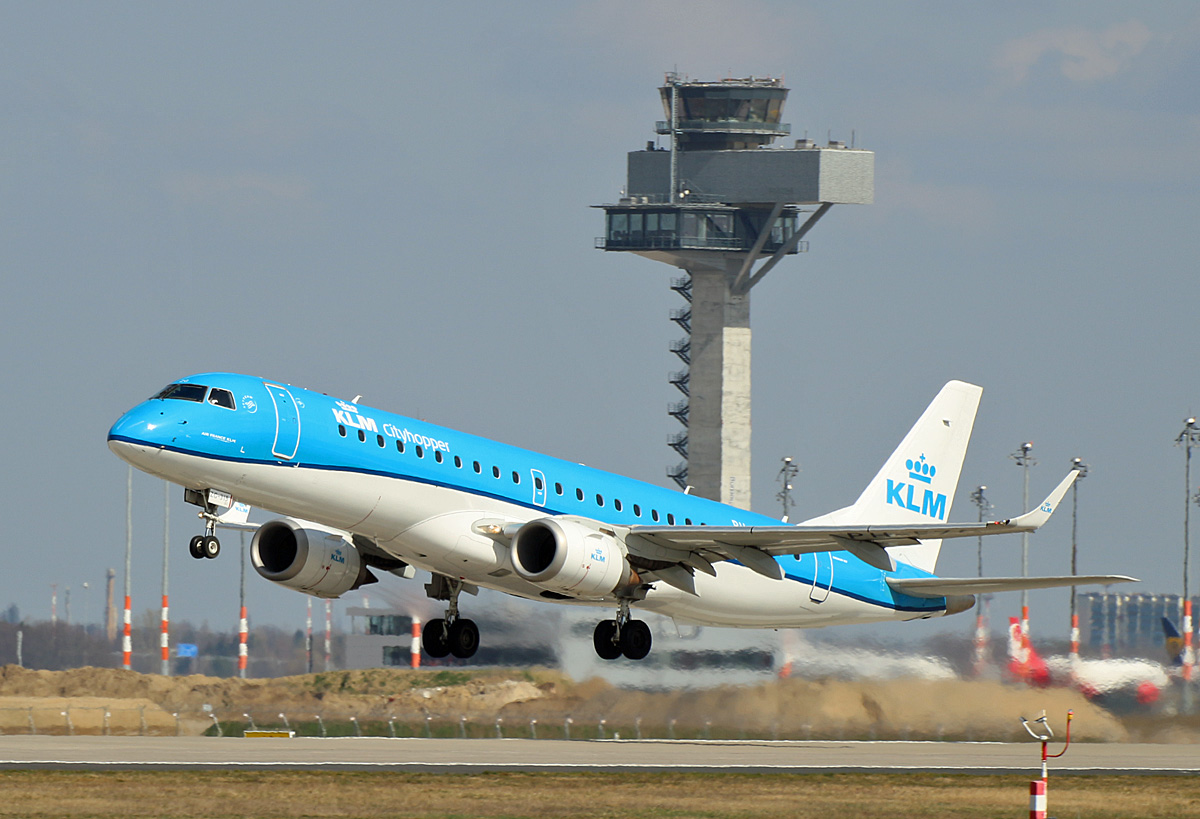 KLM-Cityhopper, ERJ-190-100STD,PH-EZG, BER, 04.04.2021