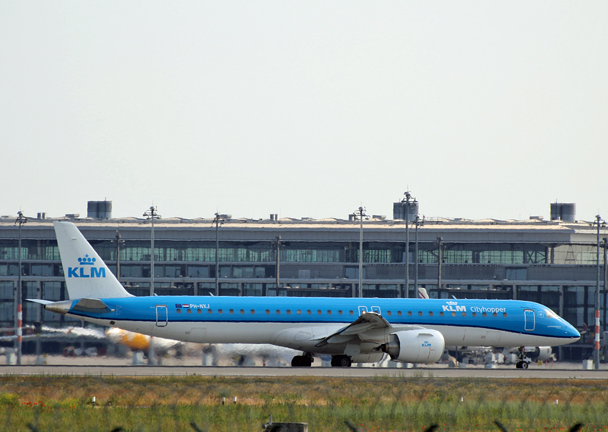 KLM-Cityhopper, ERJ-195 E2, PH-NXJ, BER, 09.06.2023