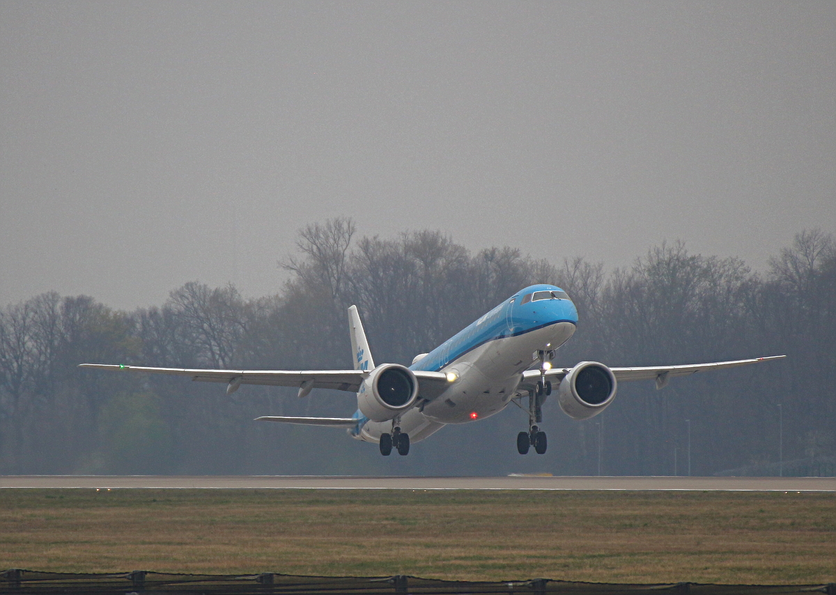 KLM-Cityhopper, ERJ-195 E2, PH-NXW, BER, 12.04.2026