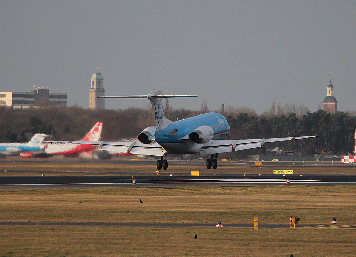 KLM-Cityhopper Fokker 70 PH-KZD bei der der Landung in Berlin-Tegel am 08.02.2014