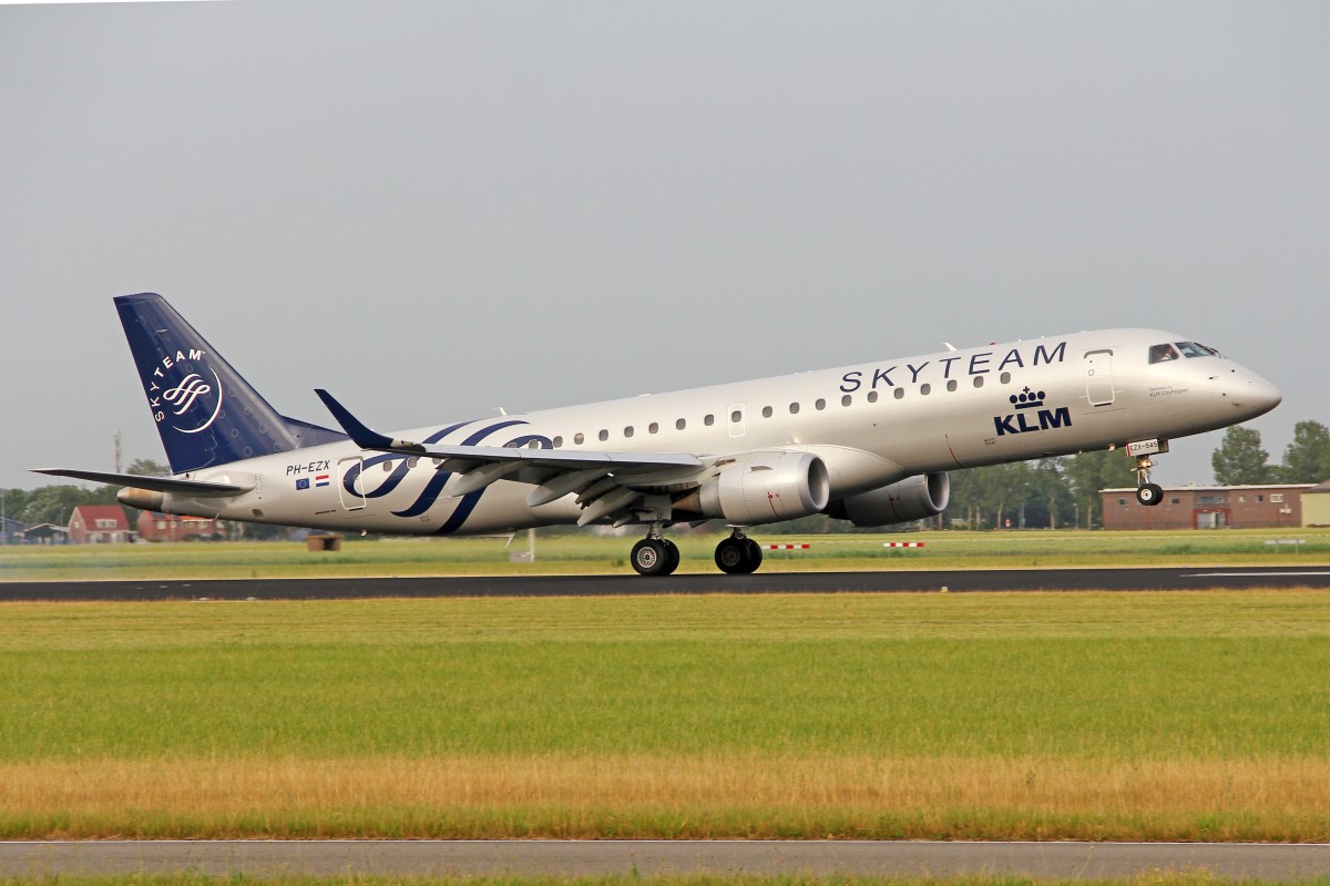 KLM Cityhopper, PH-EZX, Embraer ERJ-190STD, msn: 19000545, 04.Juli 2015, AMS  Amsterdam, Netherlands.