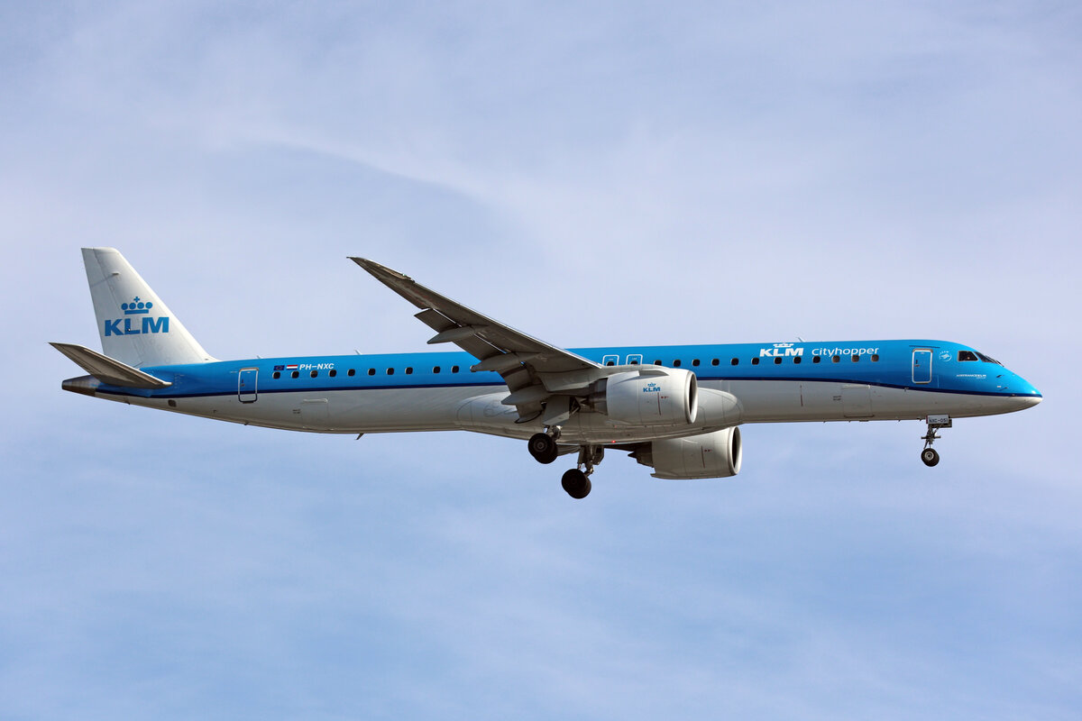 KLM Cityhopper, PH-NXC, Embraer E195-E2, msn: 19520051, 06.Juli 2023, LHR London Heathrow, United Kingdom.