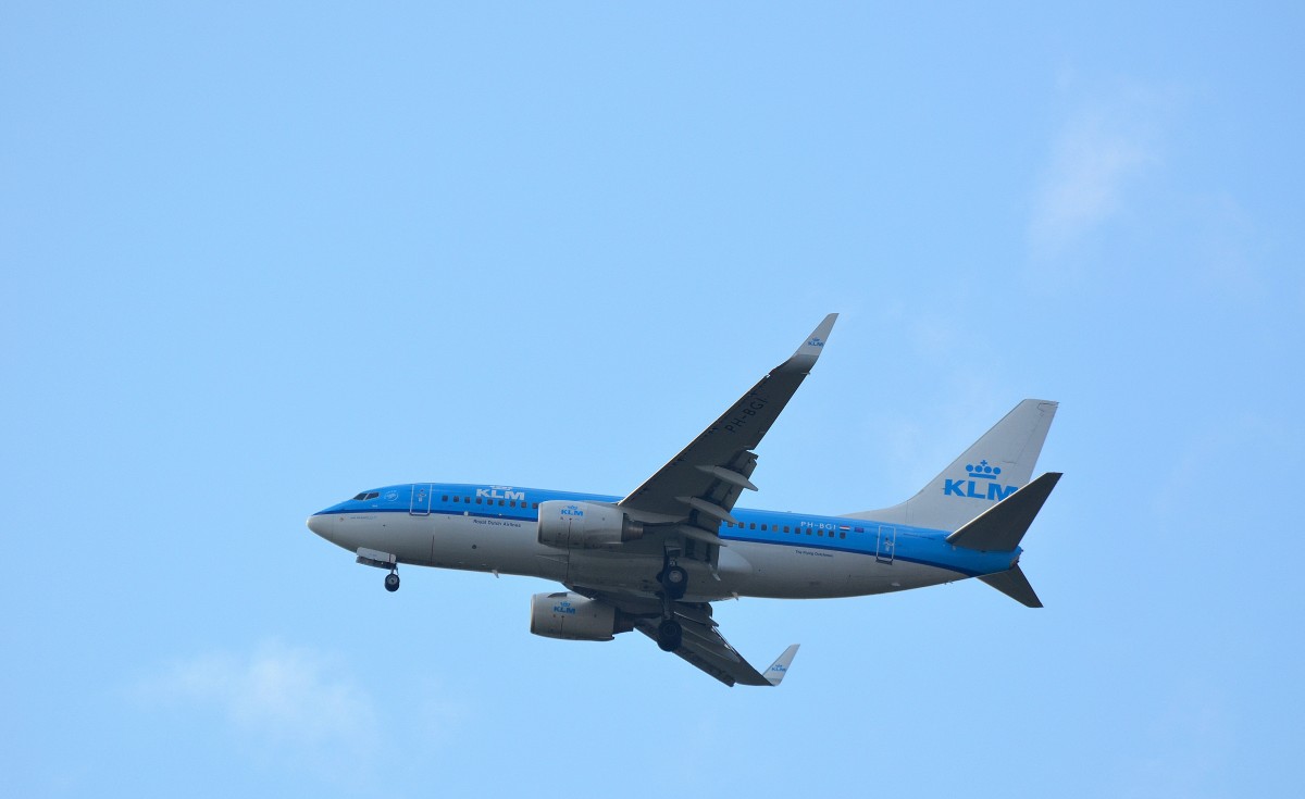 KLM Royal Dutch Airlines Boeing 737-700 PH-BGI im Landeanflug auf Hamburg Fuhlsbüttel über meinem Wohnhaus in Poppenbüttel am 12.04.15 aufgenommen.