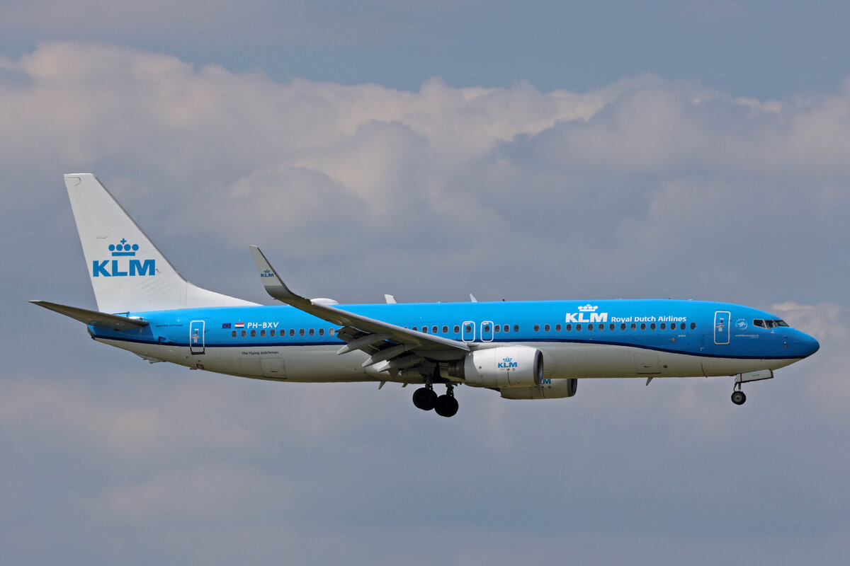 KLM Royal Dutch Airlines, PH-BXV, Boeing B737-8K2, msn: 30370/2205,  Roodborstje / Robin , 20.Mai 2023, AMS Amsterdam, Netherlands.