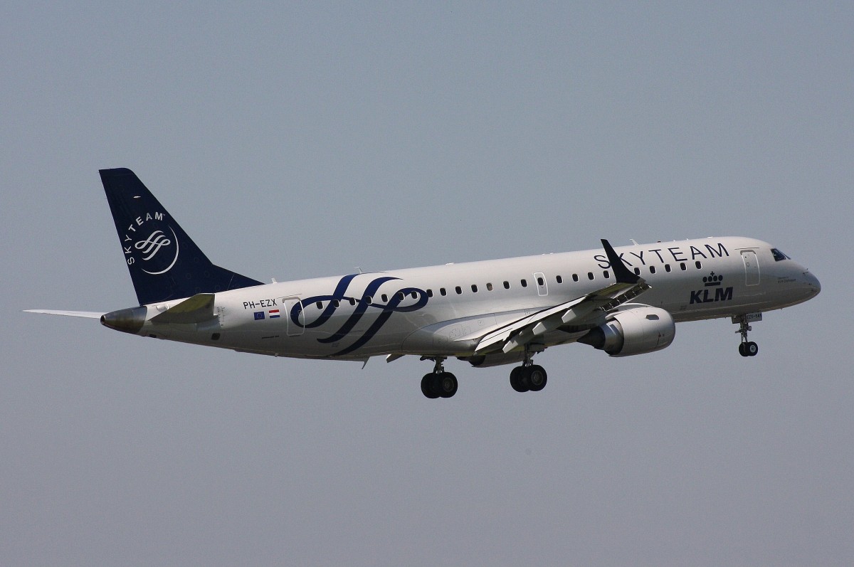 KLM Royal Dutch Airlines,PH-EZX,(c/n19000545),Embraer ERJ-190-100,17.05.2014,AMS-EHAM,Amsterdam-Schiphol,Niederlande(cs SKY TEAM)