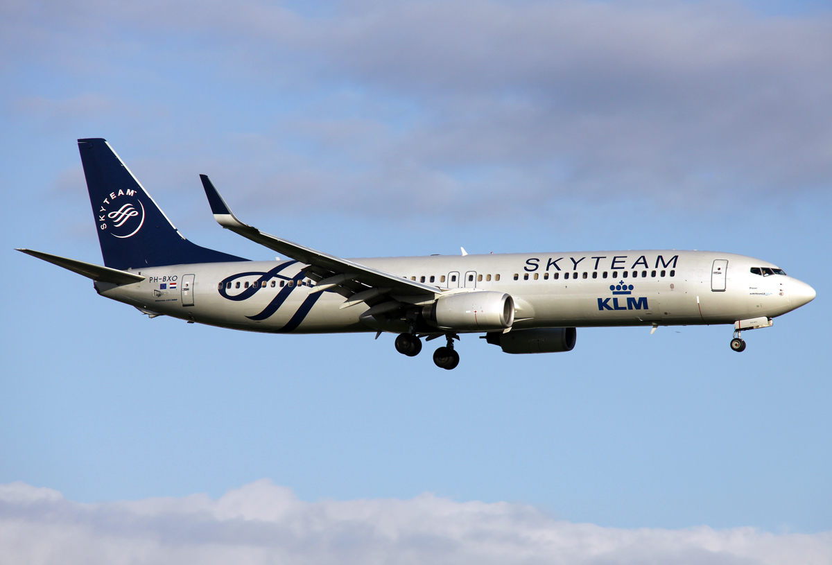 KLM Skyteam B737-800 PH-BXO im Anflug auf 18C in AMS / EHAM / Amsterdam am 15.04.2012