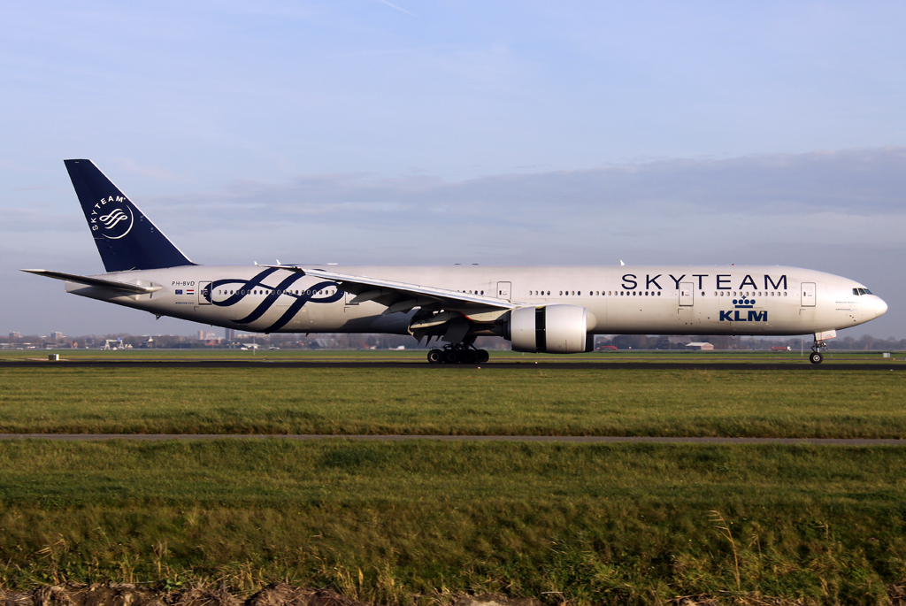 KLM Skyteam B777-300 PH-BVD bei der Landung auf 18R in AMS / EHAM / Amsterdam am 11.11.2014