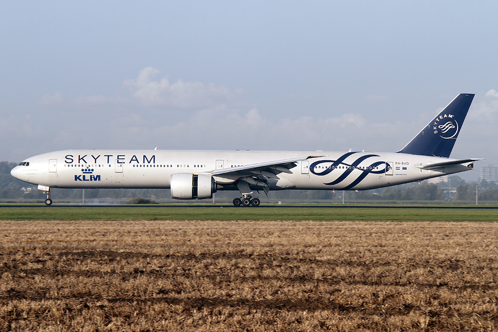 KLM SkyTeam Boeing 777-300ER Reg. PH-BVD in AMS am 12.10.2014
