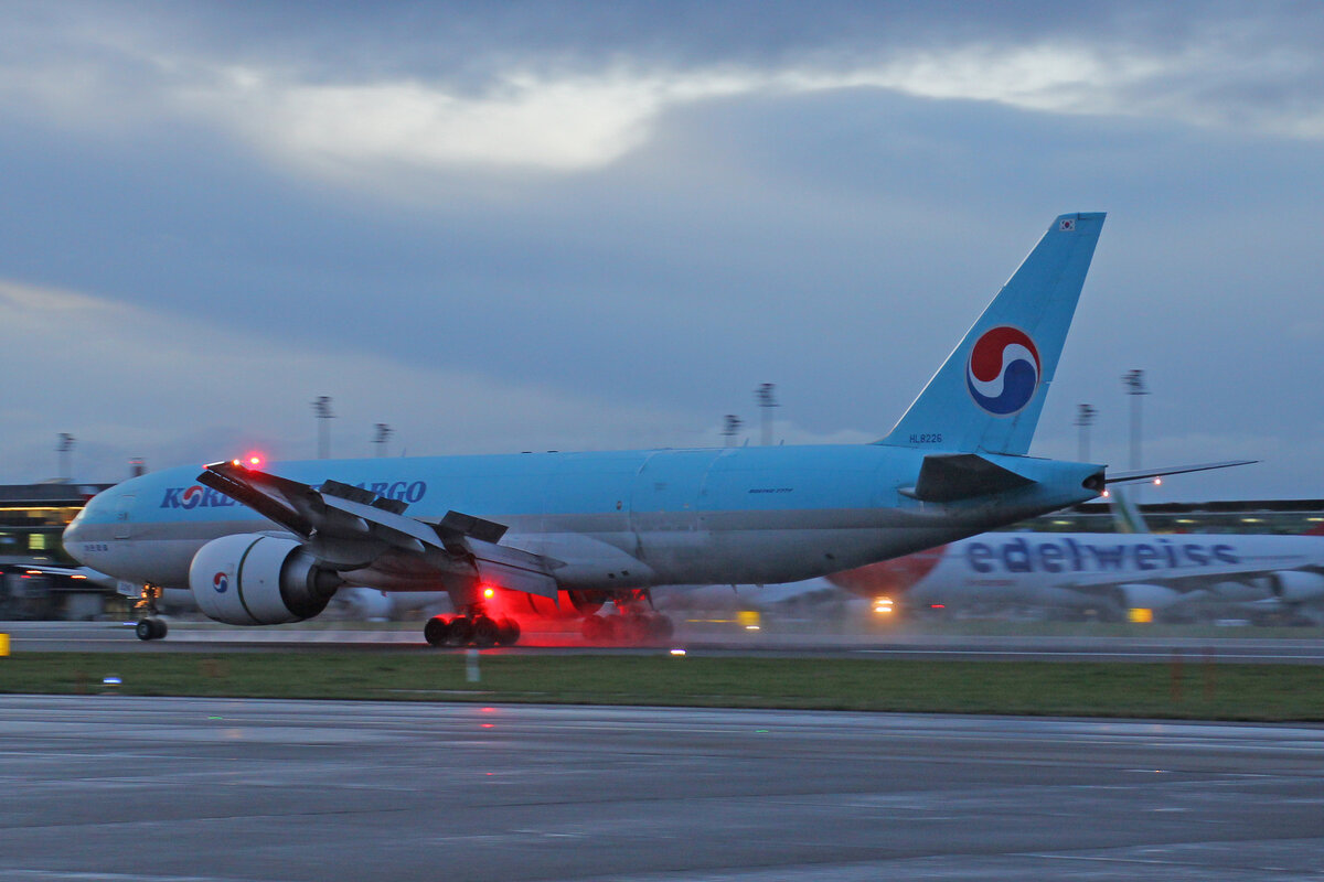 Korean Air Cargo, HL8226, Boeing B777-FB5, msn: 37640/1074, 26.März 2023, ZRH Zürich, Switzerland.