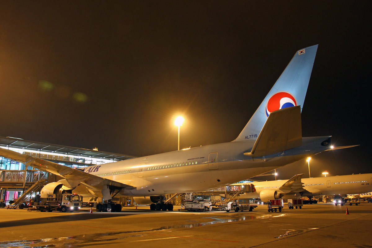 Korean Air, HL7715, Boeing 777-2B5ER, msn: 28372/416, 26.Dezember 2018, ZRH Zürich, Switzerland.