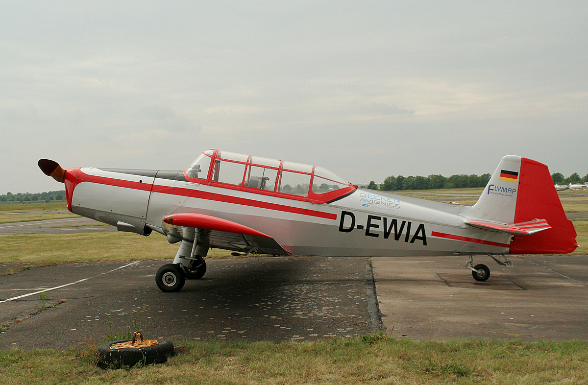 Kunstflugstaffel Aero Gera Zlin 226 Trener D-EWIA am 27.06.2015 auf dem Flugplatz Strausberg