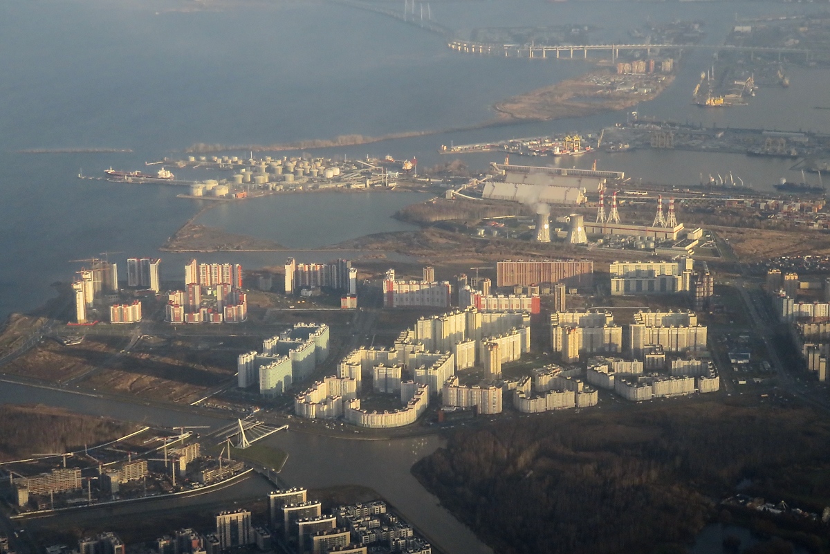 Kurz nach dem Start vom Airport Polkovo gab es diesen schönen Blick auf die Hafenregion von St. Petersburg, 13.11.17