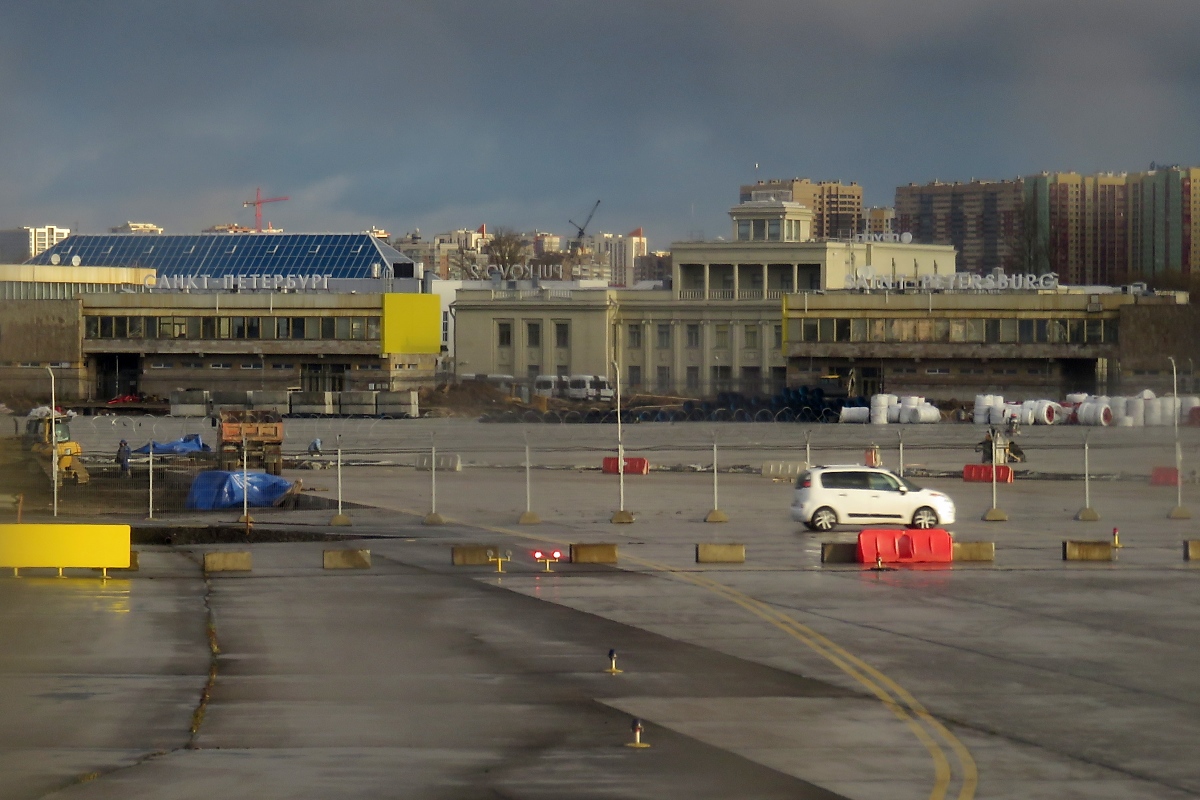 Kurz vor dem Start auf der nördlichen Bahn, Richtung Westen, bietet sich noch (rechts sitzend) ein Blick aus dem Flugzeug auf das alte Terminal des Airports Pulkovo (St. Petersburg), 13.11.17