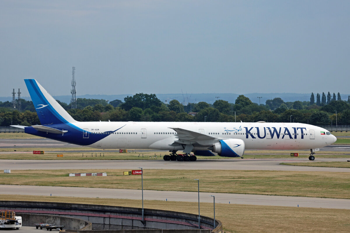 Kuwait Airways, 9K-AOM, Boeing B777-369ER, msn: 62570/1514,  دسمان / Garouh , 08.Juli 2023, LHR London Heathrow, United Kingdom.