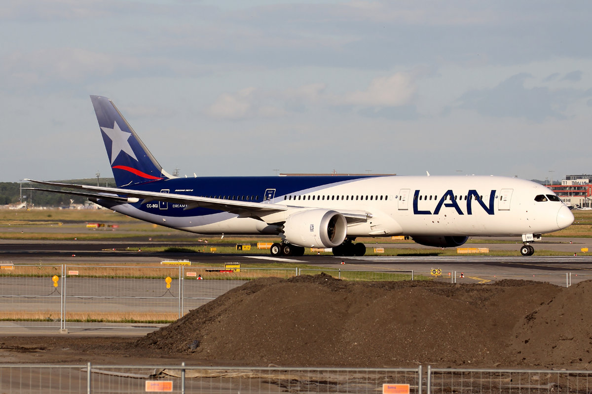 LAN Airlines Boeing 787-9 Dreamliner CC-BGI rollt zum Start in Frankfurt 7.6.2017